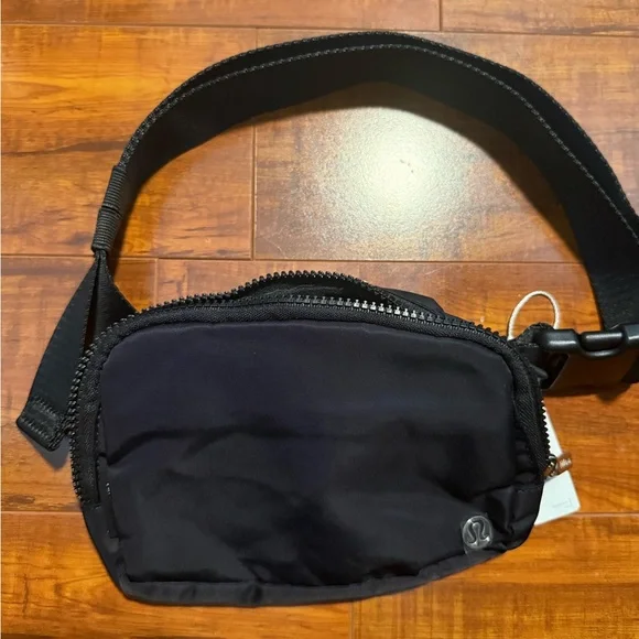 NWOT Lululemon athletica Black Belt Bag - Picture 9 of 16